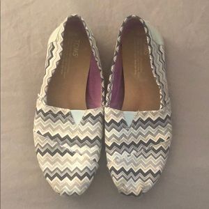 TOMS Slip-on Shoes: Size 7.5